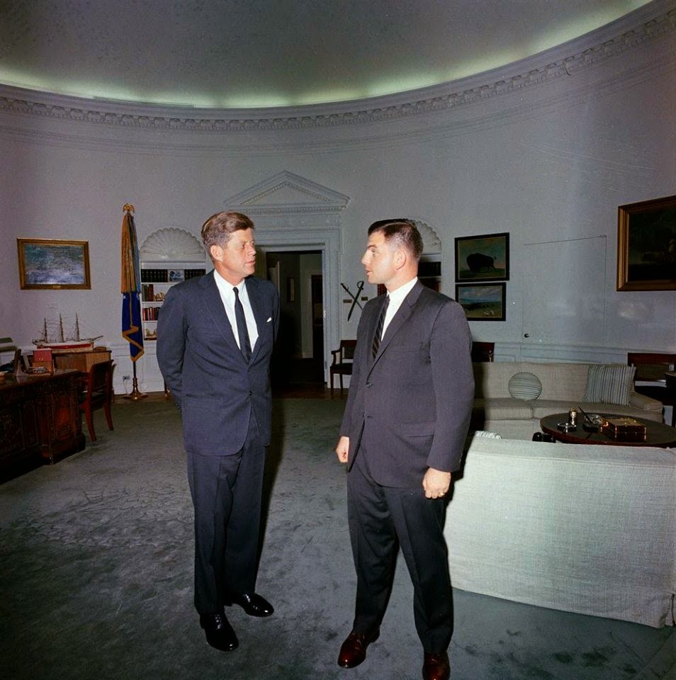 JFK meets Secret Service agent Ed Morey 11/20/63