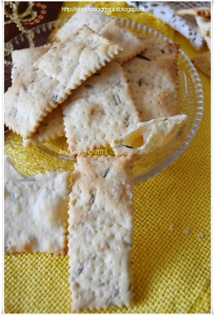 crackers al limone e rosmarino con gli scarti del lievito madre