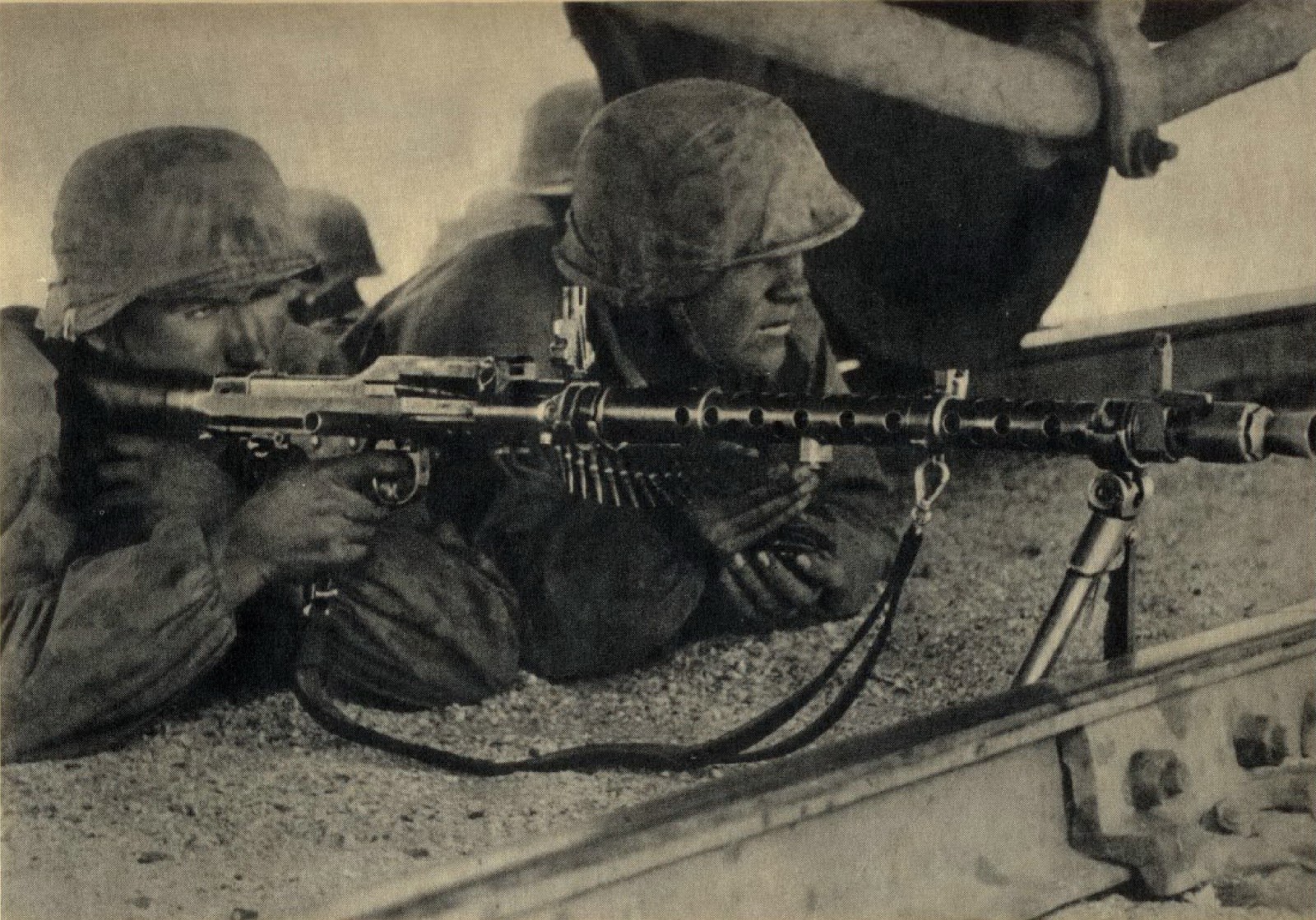 Почему великая германия. Пулемет вермахта мг 42. Немецкий пулемётчик с MG-34. MG 34 пулемет. Пулемет вермахта mg34.