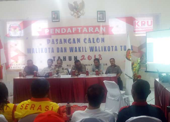 Pasangan SERASI Daftar Di KPU Kota Tual Tual, Malukupost.com - Pasangan bakal calon (balon) Wali Kota Tual dan Wakil Wali Kota Tual, Drs Yunus Serang dan Eva Fransina Balubun dengan sebutan SERASI secara resmi mendaftar di KPU Kota Tual, Rabu (10/1). Pasangan tersebut didukung Partai Golongan Karya (Golkar) dan Partai Demokrasi Indonesia Perjuangan (PDI-P). Usai mendaftar, Yunus Serang mengatakan, dengan dukungan Golkar yang memiliki lima kursi dan PDI-P satu kursi di DPRD Kota Tual, pihaknya sudah memenuhi bahkan melebihi persyaratan KPU. "Karena itu pasangan SERASI hari ini mendaftar di KPU Tual sebagai balon Wali Kota maupun Wakil Wali Kota Tual periode 2018-2022," katanya.