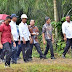 Tinjau Sejumlah Proyek Pembangunan Dharmasraya, Presiden Jokowi Berjalan Ditengah Gerimis 