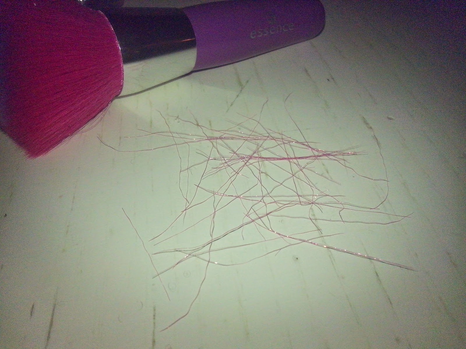 essence-hugs-and-kisses-limited-edition-blush-brush-picture essence-hugs-and-kisses-limited-edition-blush-brush-picture