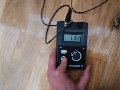 Higrómetro gant marcando humedad excesiva en parquet