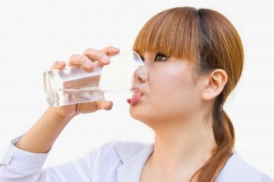 Beber agua, la fuente de la salud