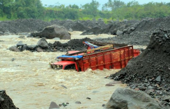 Truk Pasir Muntilan-terendam banjir