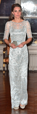 Robe Jenny Peckham / escarpins Oscar de la Renta / minaudière Jenny Packham