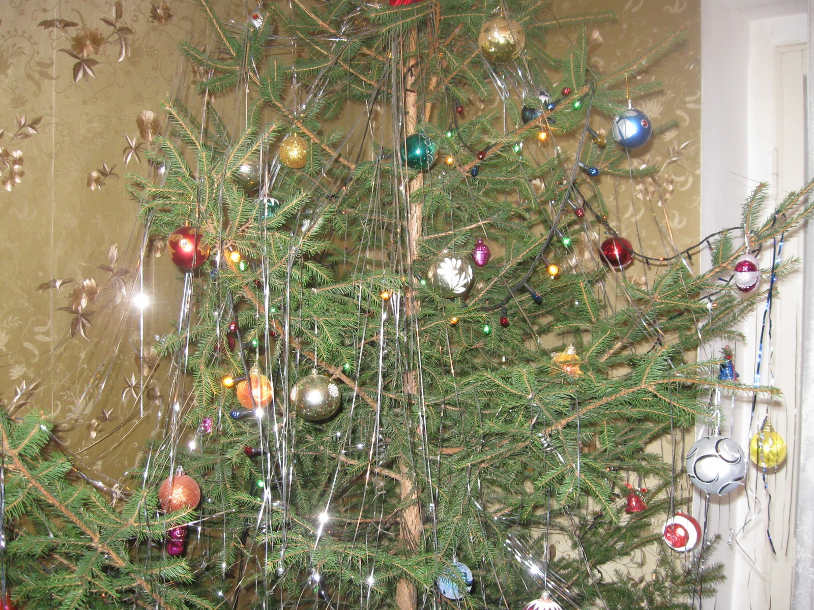 откуда пришел обычай украшать елку на новый год. убери елку. обычай украшать елку. шутки про окончание новогодних праздников. когда нужно разряжать елку по православному календарю.