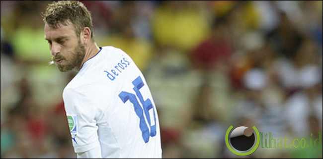 TENGAH : Daniele De Rossi