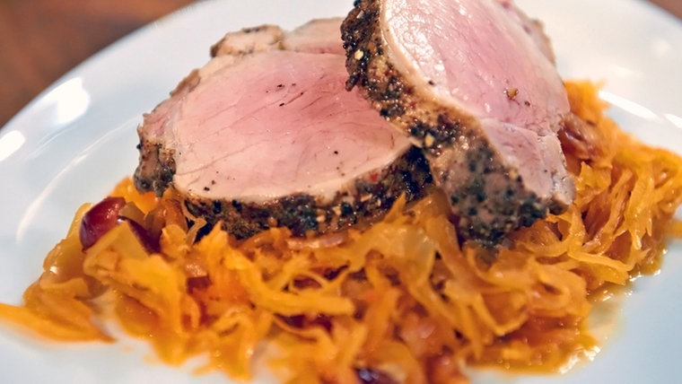 Andrea´s Kochbuch: Schweinefilet im Gewürzmantel mit Sauerkraut