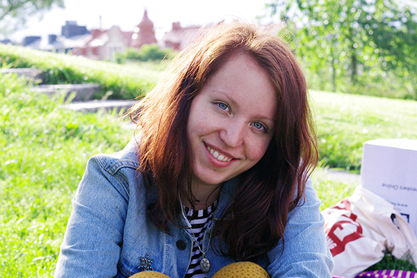 Alicia Sivertsson, photo by Andreas Fagerström. överraskningspicknick överraskning överrasknings picknick picnic surprise romantisk romantic vegetarisk picknickmat mat vegetarian food fest party kalas observatorielunden stockholm celebration celebrate balloons ballonger