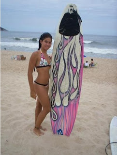 Confira como era a Gari Gata antes da fama Rita também estava com 13 anos. Pelas imagens, vesse que a musa sempre gostou de pegar praia. Rita já encarava algumas ondas com sua super prancha de surfe. Aos 15 anos, a Gari Gata encorpou, ficando quase com um corpão de mulher.