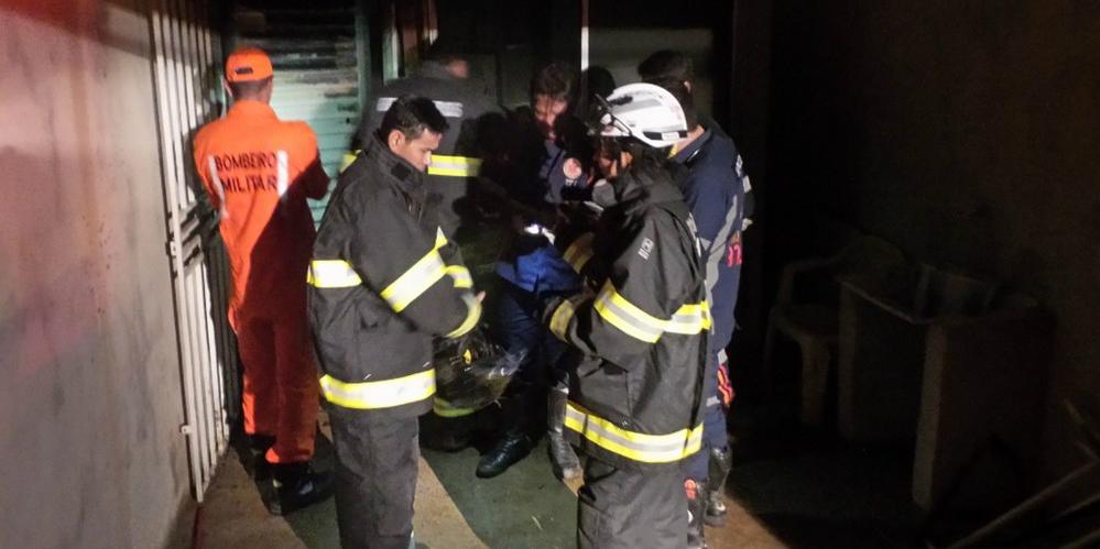 Mulher morre queimada após bituca de cigarro provocar incêndio em sua residência Mulher morre queimada após bituca de cigarro provocar incêndio em sua residência