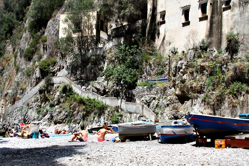 Furore znajduje się nad wybrzeżem Amalfi między miejscowościami Praiano i Conca dei Marini.