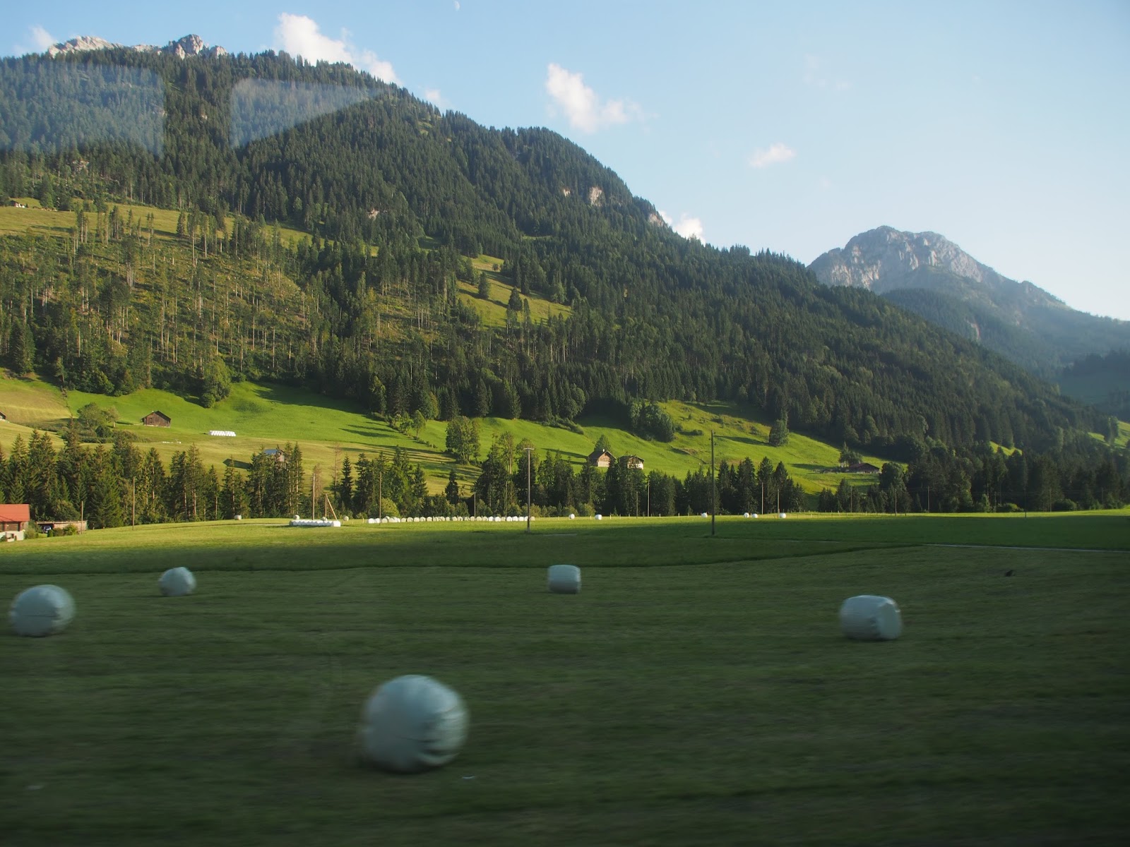 Спорт родом из швейцарии. Arosa Швейцария летом. Телевизор Arosa. Кумир из Швейцарии. Швейцария на поезде панорамные виды.