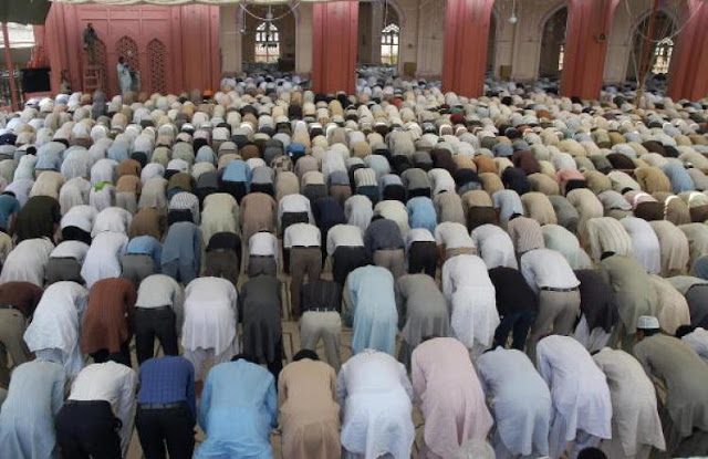 http://4.bp.blogspot.com/-GduybZh9tac/Ter9I9gFHlI/AAAAAAAAASo/hgusFpXVL-4/s1600/sholat-jamaah.jpg