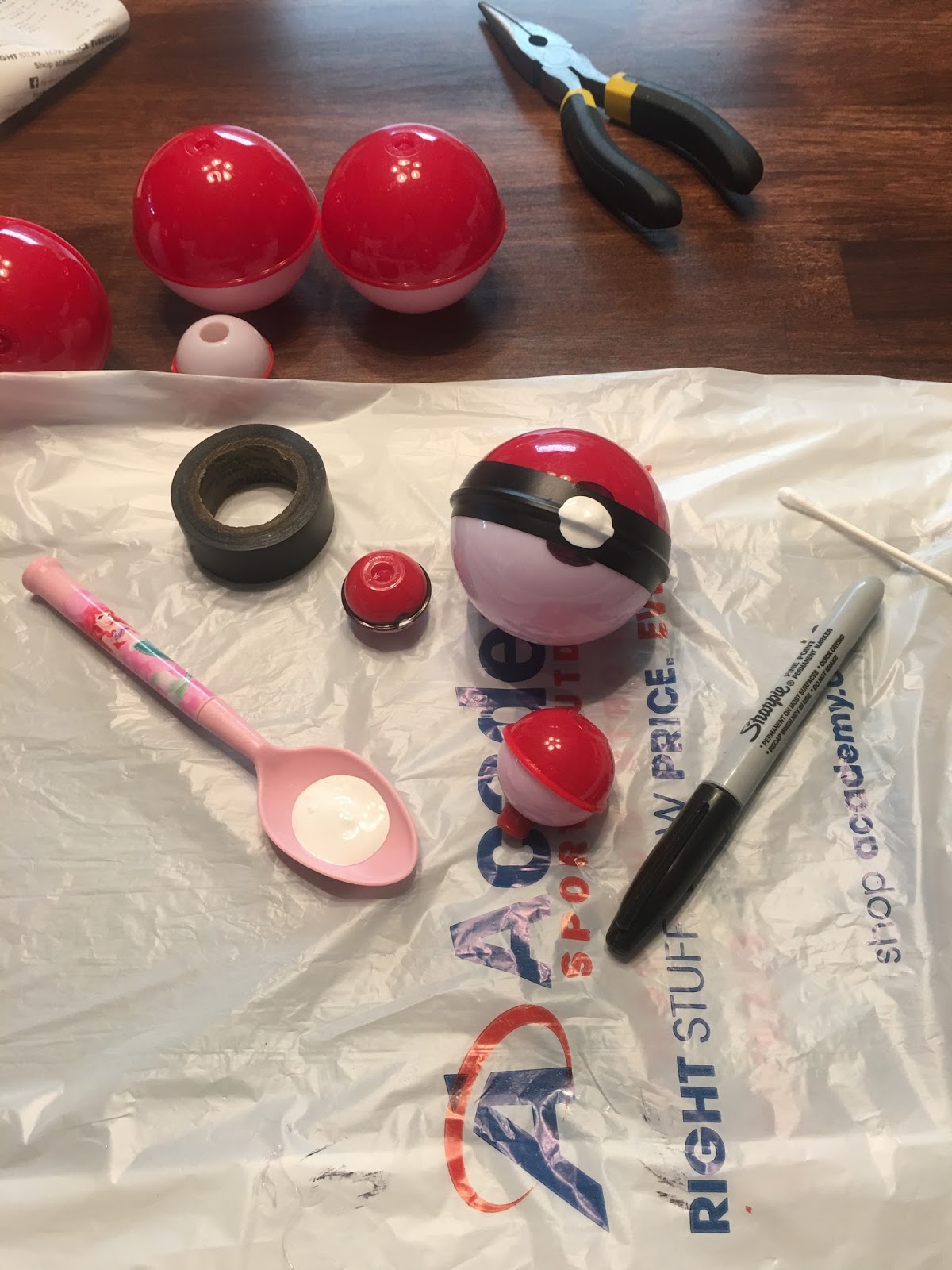 The Eighth Daughter: DIY Pokemon Ball favors and Pokémon decorations