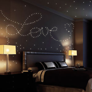 Idée romantique : coller des étoiles phosphorescentes sur le plafond de  votre chambre