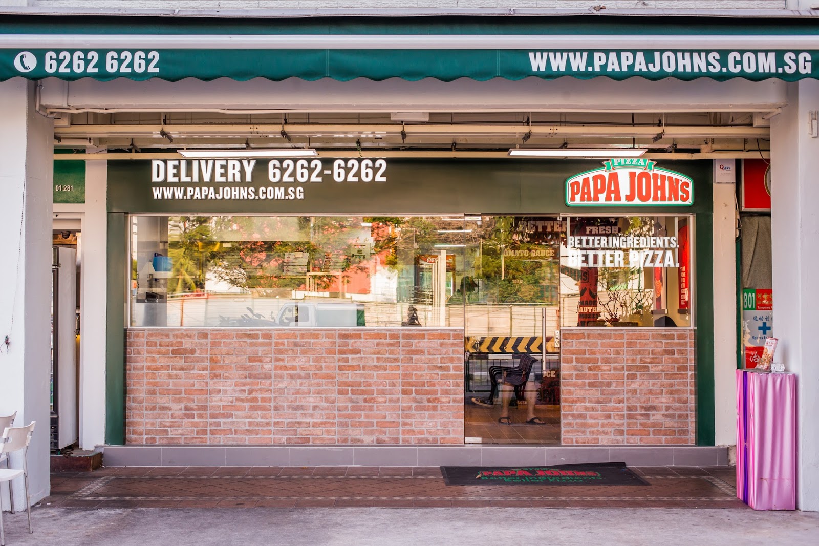 Top Categories Highlights for Papa John's. Whether you’re craving a late-night snack or feeding a hungry family, no one does fast, casual food better than Papa John’s. One of the biggest pizza delivery chains in the world, Papa John’s got its start in when “Papa” started selling pizzas out of the back of his father’s bar.