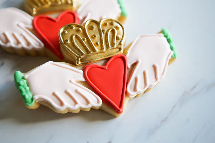 how to decorate Irish claddagh cookies 