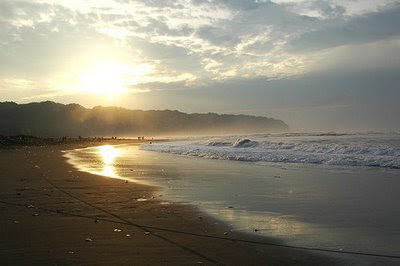 Tempat Shopping di Bandung : Pantai Parangkusumo di Bantul, Jogja Salah satu objek wisata alam yang ada di jogja yang tidak kalah menariknya dengan wisata Tempat Shopping di Bandung : Pantai Parangkusumo di Bantul, Jogja