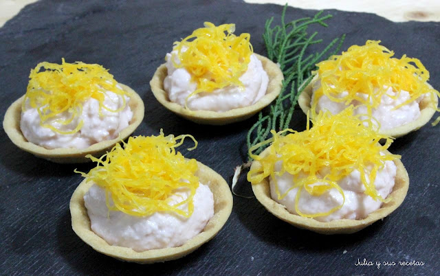 Tartaletas de paté de jamón york y huevo hilado