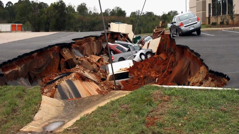 Just A Car Guy A Sinkhole Swallows Over A Dozen Cars Outside An Ihop