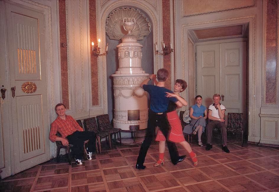 40 Stunning Color Photographs Capture Daily Life in Poland in the Early