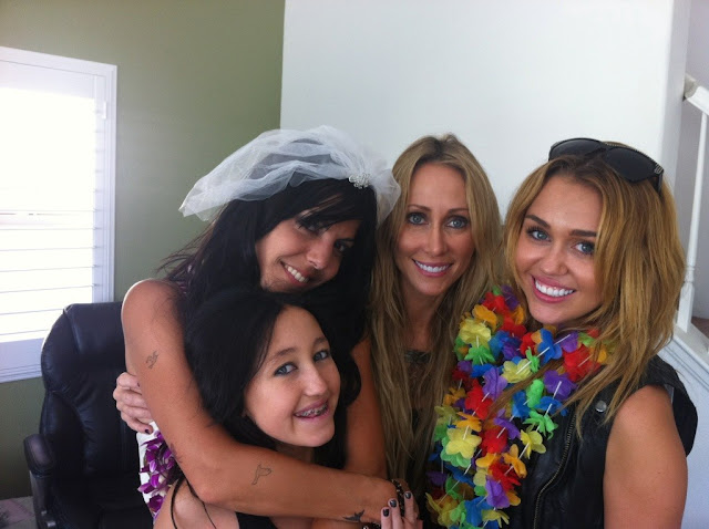 Teen Celebrity: Miley Cyrus feliz con Tish y Noah en la despedida de