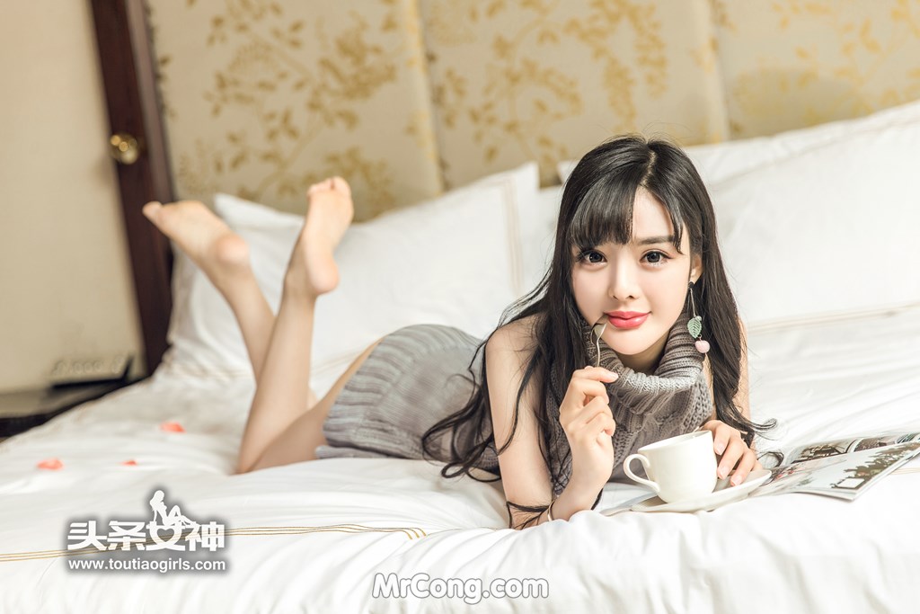 TouTiao 2017-08-21: Model Zhou Xi Yan (周 熙 妍) (33 photos)