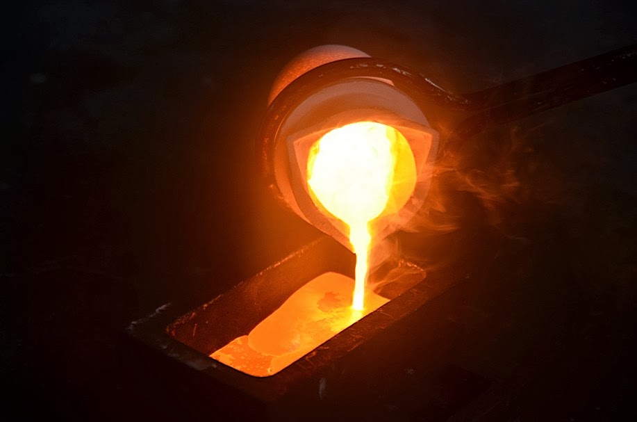 Нагретый металл. Раскаленная сталь. Раскалённое железо. Раскаленный добела. Белое каление металла.