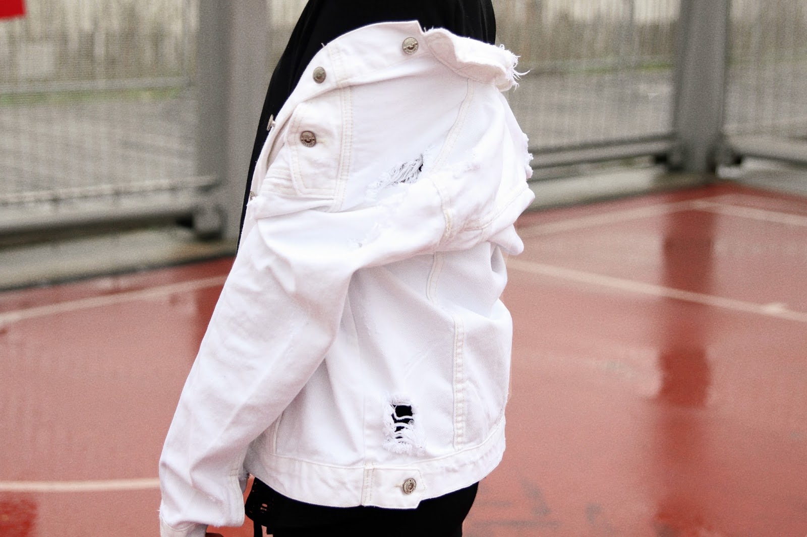 veste en jean , blanc, legging fuseau , casquette rouge , pull à capuche , collant résille , boucles d'oreille anneaux