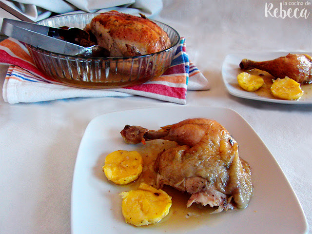 Pollo asado aromatizado bajo la piel