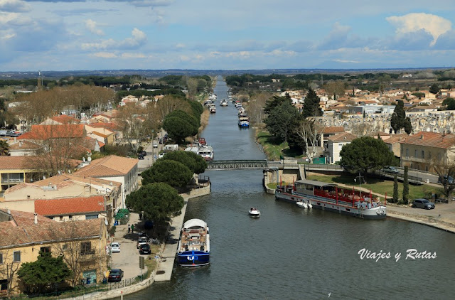 Canal del Ródano a su paso por Aigues-Mortes
