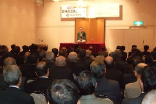 講師・三遊亭楽春の落語で笑ってリフレッシュ講演会の風景。 講師・三遊亭楽春の落語で笑ってリフレッシュ講演会の風景。