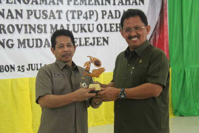 Lawan Korupsi Mulai Dari Diri Sendiri Ambon, Malukupost.com - Gubernur Maluku Said Assagaff mengatakan perlawanan terhadap gejala korupsi perlu dimulai dari diri sendiri. "Kita harus bangkit melawan korupsi dimulai dari diri sendiri," kata Gubernur Said dalam sambutan tertulis yang dibacakan Sekretaris Daerah (Sekda) Maluku Hamin Bin Thahir pada Sosialisasi Pengawal dan Pengaman Pemerintah dan Pembangunan Pemerintah Provinsi Maluku di Islamic Center Ambon, Selasa (25/7).