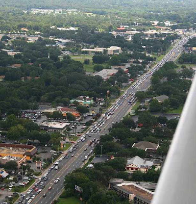 Filas de carros para entrar no Chik-Fil-A de Ocala, Florida