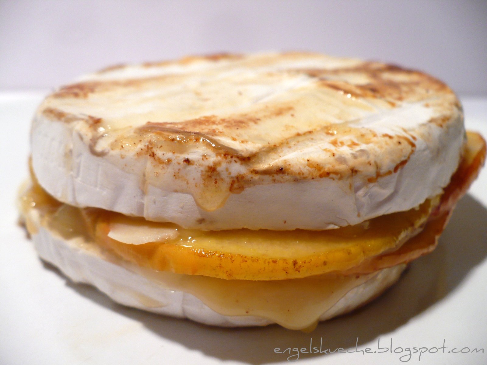 Essen aus Engelchens Küche: Camembert mit Apfel-Honig-Nuss-Füllung