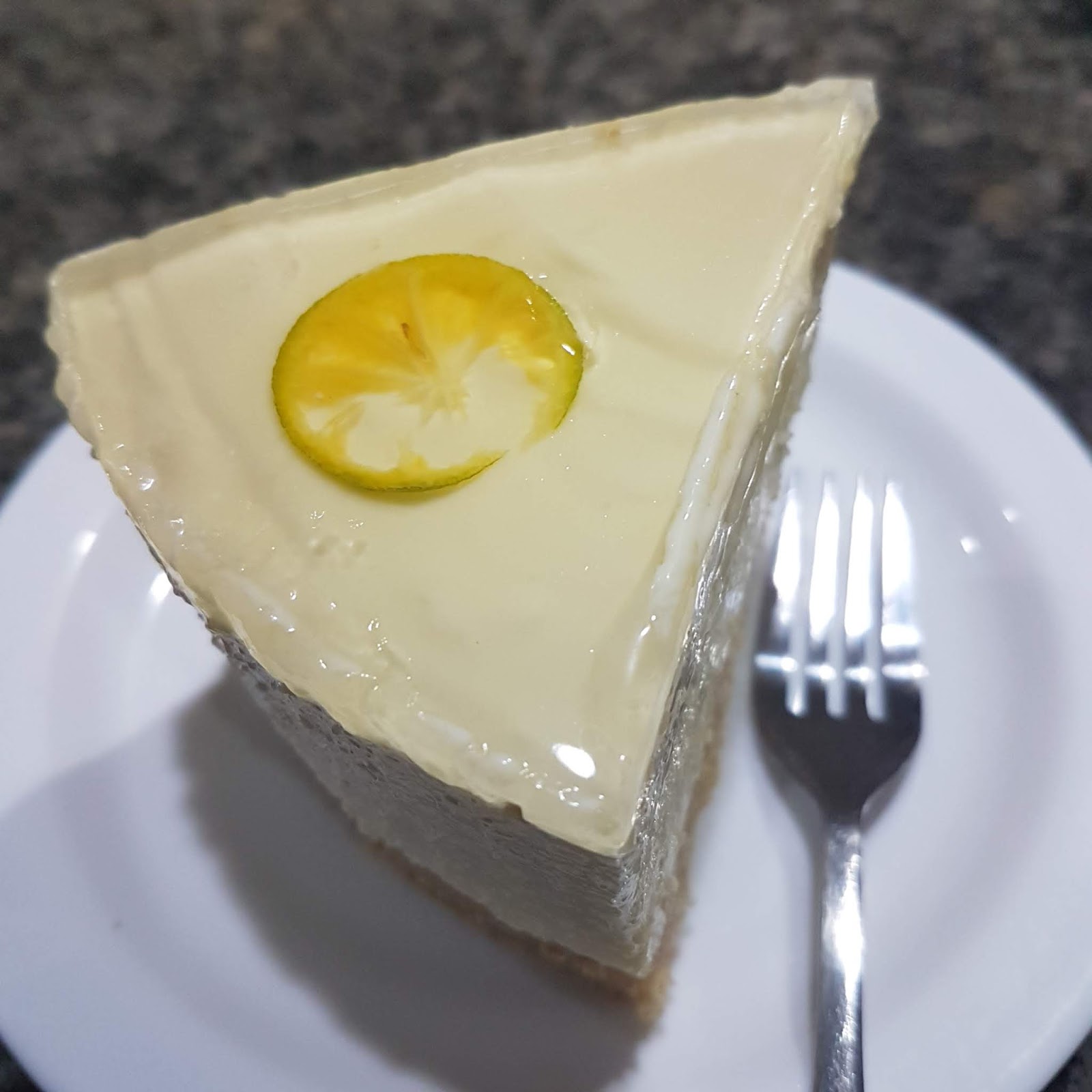 [Recipe] Nobake Calamansi Cheesecake on a Calamansi cake base and topped with a clear citrus