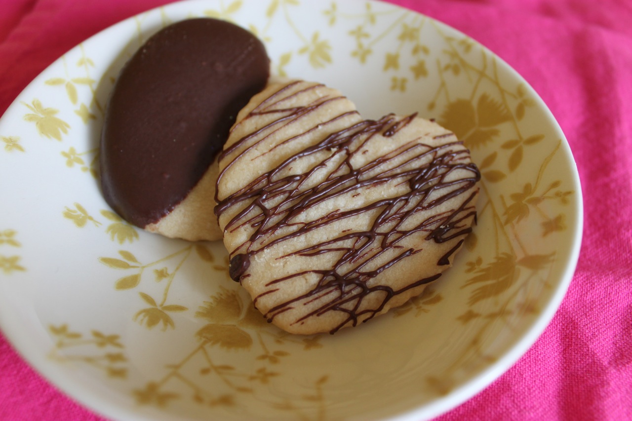 schätzli vintage blog Chocolate Dipped Shortbread Heart Cookies