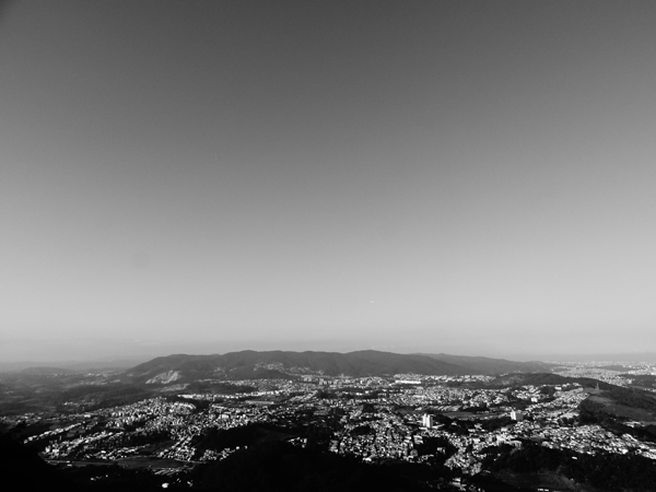 Imagem 5: nesta fotografia clicada a partir do Pico do Jaraguá você vê ao longe a borda da Cantareira, o Parque Taipas e o elevado das Torres Parque Taipas. (clique sobre a imagem para ampliar) Imagem 5: nesta fotografia clicada a partir do Pico do Jaraguá você vê ao longe a borda da Cantareira, o Parque Taipas e o elevado das Torres Parque Taipas. (clique sobre a imagem para ampliar)