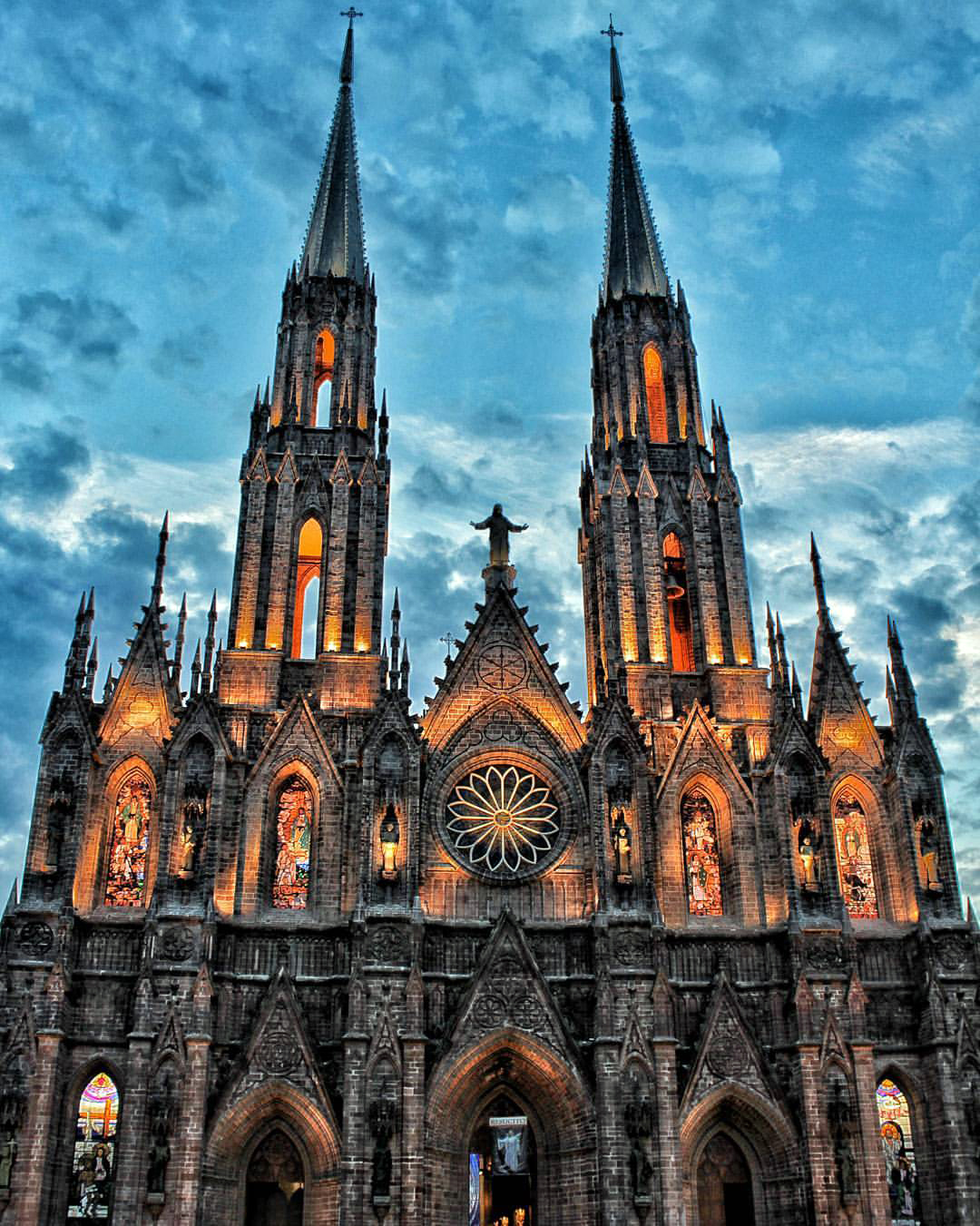 El Santuario de Nuestra Señora de Guadalupe tiene las torres más altas de México.
