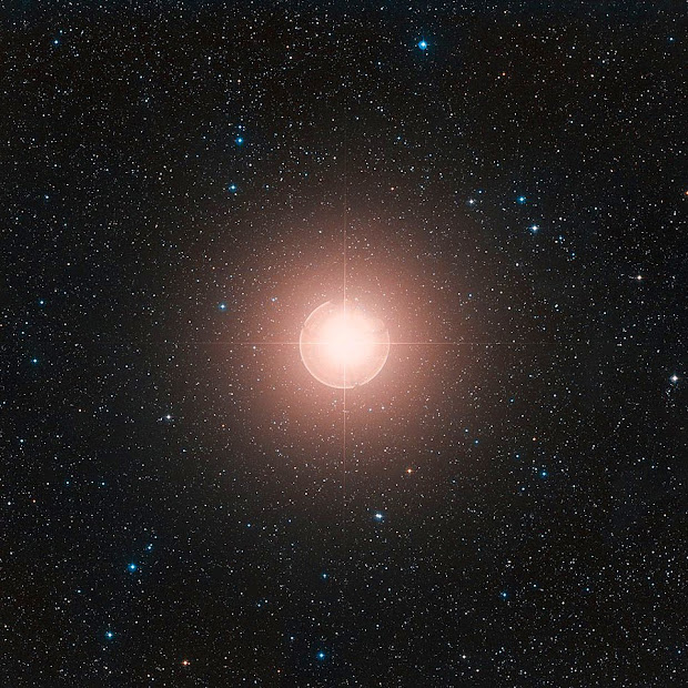 Wide-field Digitized Sky Survey 2 (DSS2) image of Betelgeuse