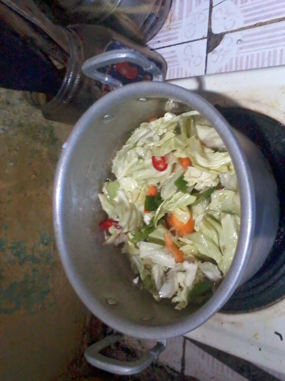 memasak sayur sop: Gambar memasak sayur sop: