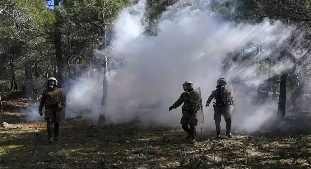 Χάος στην Λέσβο: Επεισόδια και συγκρούσεις με ΜΑΤ – Φθορές σε περιπολικό – Βίντεο Χάος στην Λέσβο: Επεισόδια και συγκρούσεις με ΜΑΤ – Φθορές σε περιπολικό – Βίντεο