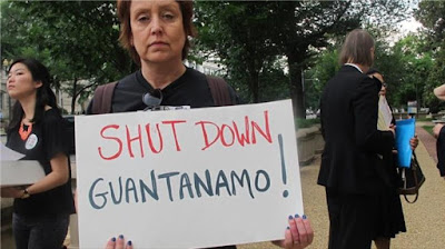 Una estadounidense que en el día Internacional de las Naciones Unidas en Apoyo de las Víctimas de la Tortura pide el cierre de Guantánamo. 27 de junio de 2015