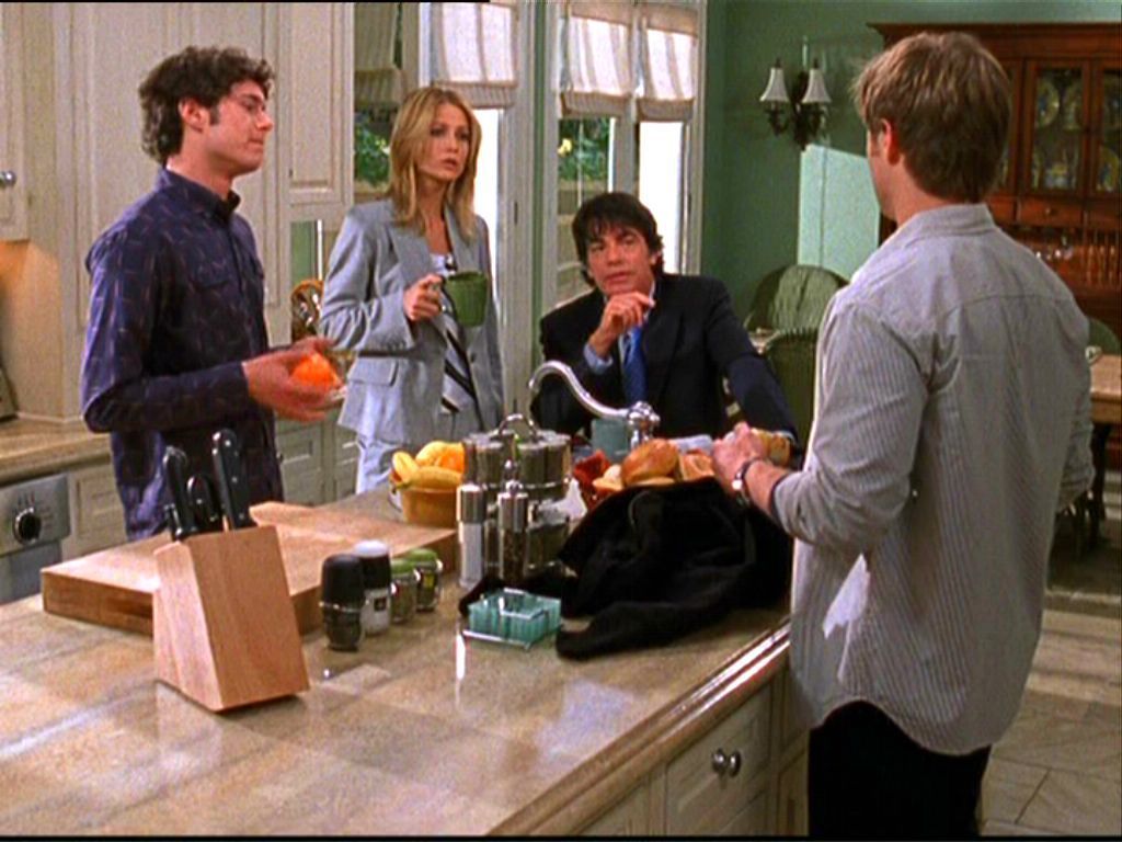 She is staying. She is staying. разговор по видеосвязи. одинокие сердца кухня. интерьере.