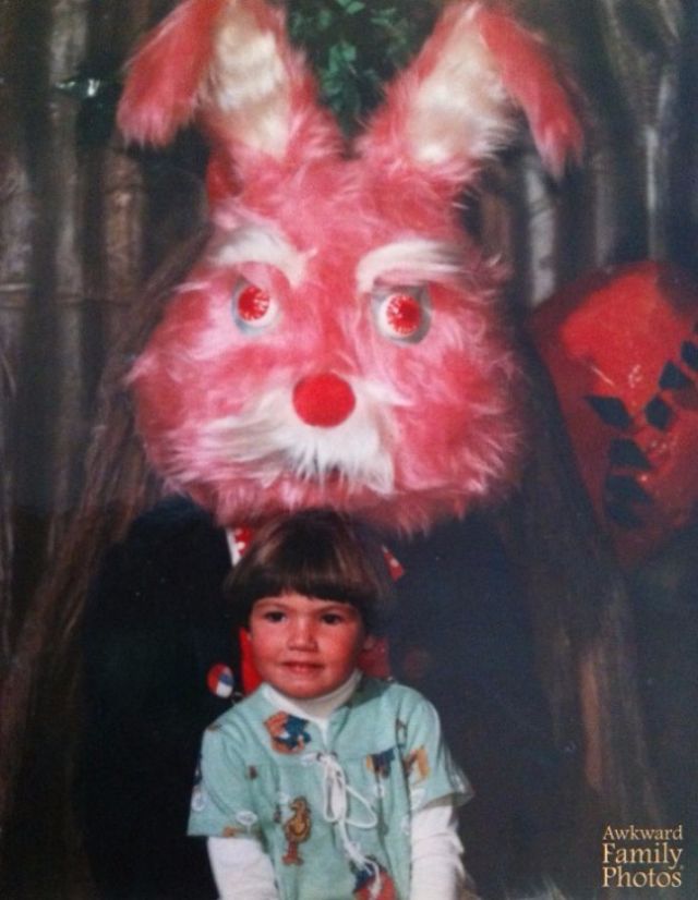 22 Candid Snapshots of Terrifying Easter Bunnies from the 1980s