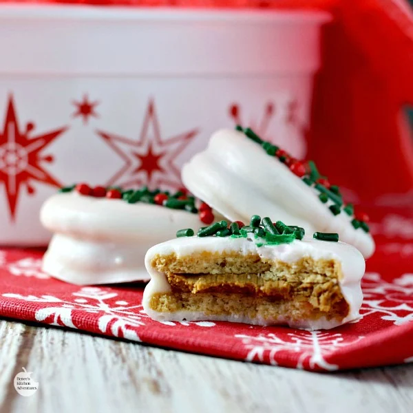 White Chocolate Covered Gingerbread OREOS | by Renee's Kitchen Adventures - Easy recipe for a quick sweet holiday treat perfect for enjoying or giving as a gift!