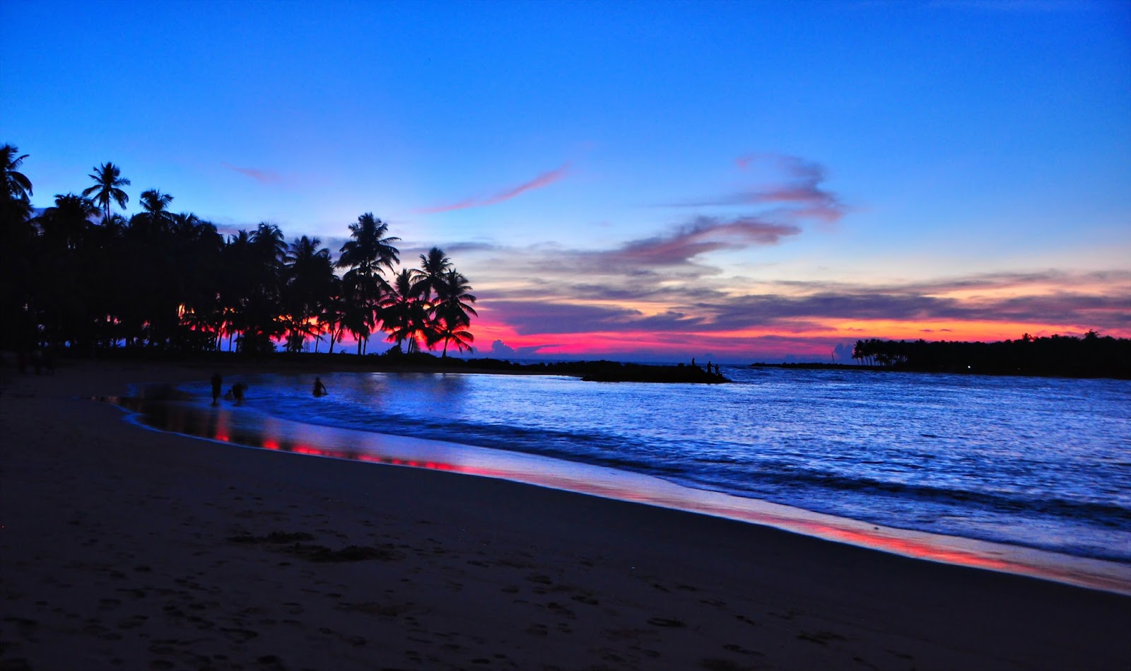 Фото в обложке Фейсбуке закат. Страстный пляж