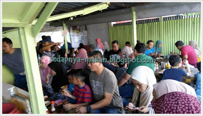 orang ramai tengah bersarapan pagi